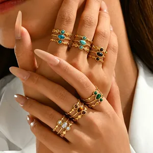 Retro gouden roestvrijstalen ringen met turquoise en natuursteen in luxe hofstijl