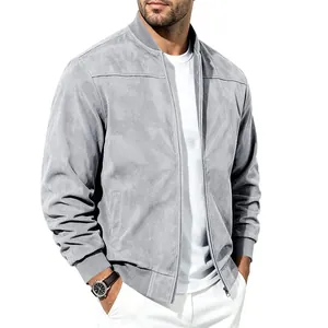 Détail d'un blouson aviateur gris en daim avec col baseball côtelé porté par un mannequin.