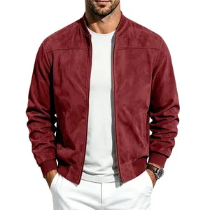 Gros plan d'un blouson aviateur en daim bordeaux pour homme montrant la texture et coupe