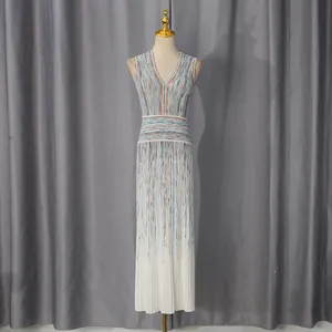 Détail d'une robe longue sans manches à col en V avec rayures verticales dégradées sur mannequin