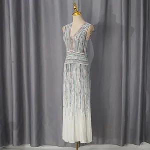 Vue détaillée d'une élégante robe longue française à col en V sans manches à rayures dégradées
