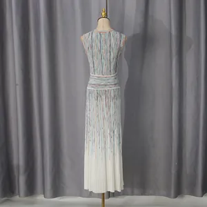 Vue arrière d'une robe longue sans manches à rayures dégradées style français sur mannequin