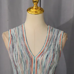 Détail d'une robe sans manches de style français avec des rayures verticales colorées