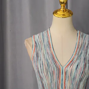 Gros plan d'une robe sans manches à col en V avec des rayures verticales dégradées chic