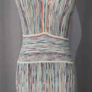Détail du tissu en maille à rayures verticales colorées et de la haute taille.