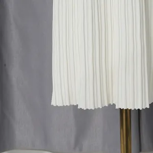 Vue détaillée de l'ourlet en tissu plissé blanc vertical d'une robe de style français