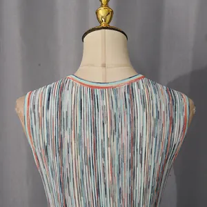 Vue détaillée de l'arrière d'une robe longue sans manches à rayures verticales colorées