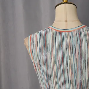 Vue détaillée du motif tricoté à rayures verticales dégradées sur une robe sans manches