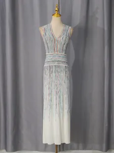 Robe longue sans manches à col en V style français avec rayures verticales