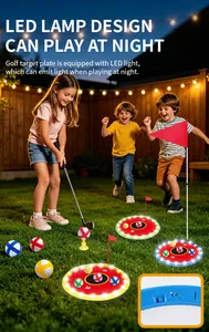 Enfants s'amusant avec un kit de golf extérieur et cibles LED lumineuses la nuit