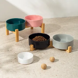 Minimalistisches Set aus Keramik-Haustiernäpfen mit erhöhten Bambusständern für Hunde