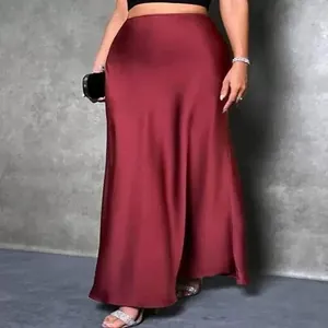 Detailansicht des eleganten weinroten Satin-Maxirocks mit hoher Taille und Seidenglanz