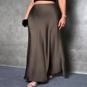 Detailansicht der eleganten hohen Taille und der seidigen Satinstruktur dieses Maxirocks