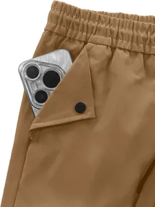 Primo piano della tasca cargo funzionale sui pantaloni paracadute kaki da uomo