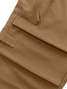 Dettaglio ravvicinato delle cuciture della tasca cargo sui pantaloni parachute