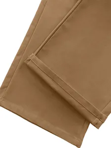 Primo piano di alta qualità del dettaglio dell'orlo sui pantaloni cargo tecnici marroni da uomo