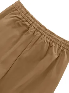 Dettaglio dei pantaloni cargo funzionali da uomo con vita elastica resistente.