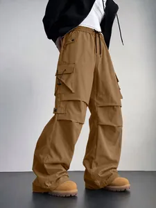 Dettaglio dei pantaloni cargo funzionali kaki da uomo con ampie tasche laterali e vestibilità ampia