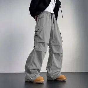 Pantaloni cargo techwear paracadute grigi premium da uomo con gamba larga e tasche funzionali.