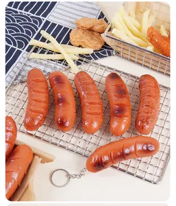 Portachiavi realistico con salsiccia grigliata in PVC su una griglia di raffreddamento in metallo
