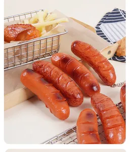 Dettaglio realistico del modello di salsiccia in PVC con trama grigliata e toni caldi