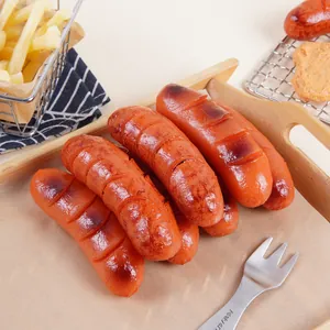 Modello di simulazione realistica in PVC di salsicce e hot dog per scena fotografica.