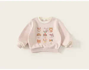 Dettaglio felpa rosa per bambina con stampe di animali e polsini in pizzo