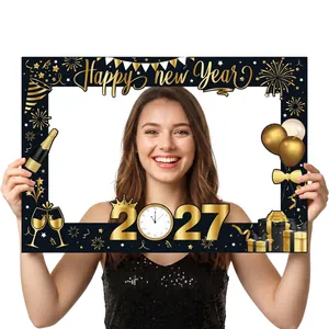 Dettaglio ravvicinato di una cornice festiva 2027 Happy New Year in nero e oro elegante