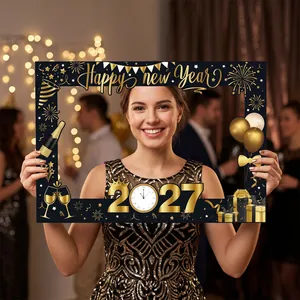 Elegante cornice per foto Capodanno 2027 in nero e oro in un ambiente di festa gioiosa