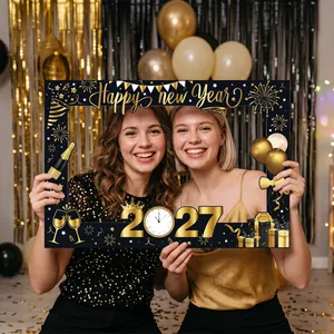 Primo piano di amici che usano la cornice per foto nera e oro per il Capodanno 2027