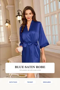 Élégant peignoir en satin bleu roi avec ceinture à nouer flatteuse et larges manches amples