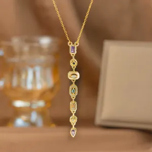 Eleganter 18K vergoldeter vertikaler Halskette mit mehrfarbigem geometrischem Anhänger
