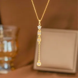 Elegante 18K vergoldete Titanstahlkette mit einem vertikalen Micro-Pave Zirkon Anhänger