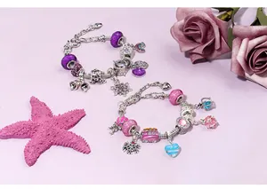 Vista dettagliata di due set di braccialetti con ciondoli in cristallo DIY rosa e viola