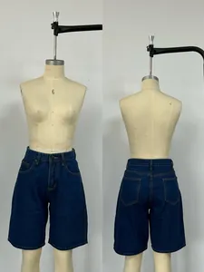 Vista detallada frontal y trasera de bermudas vaqueras retro azul oscuro en maniquí