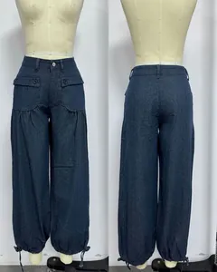 Dettaglio fronte e retro di jeans larghi retro con orli elasticizzati su manichino.