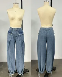 Vista anteriore e posteriore di jeans larghi blu stile vintage esposti su un manichino sarto