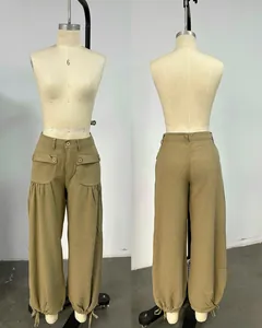 Vista frontale e posteriore di pantaloni kaki vintage larghi con lacci alle caviglie su manichino.