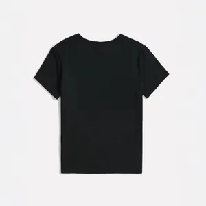 Vista posteriore di una classica t-shirt nera a girocollo e maniche corte per donna.