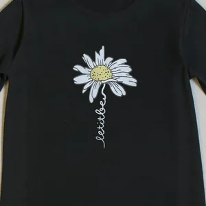 T-shirt nera casual girocollo con stampa margherita e scritta 'let it be' stile chic