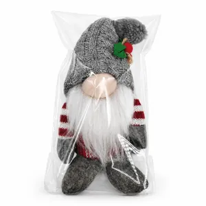 Detailansicht einer Weihnachts-Wichtel-Plüschpuppe, verpackt in einem Klarsichtbeutel