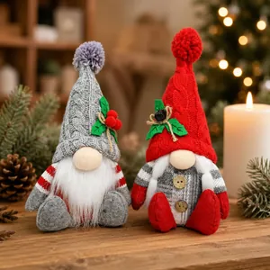 Zwei festliche Weihnachtswichtel-Plüschtiere mit Strickmützen auf einem Holztisch