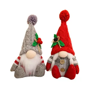 Zwei sitzende Weihnachtsgnome mit Strickmützen für festliche Dekoration