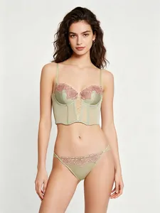 Elegante set reggiseno a corsetto in raso verde salvia con ricamo di rose rosa