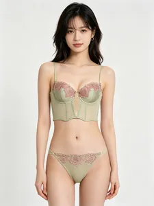 Elegante set reggiseno a corsetto in raso francese con ricamo floreale e stecche.