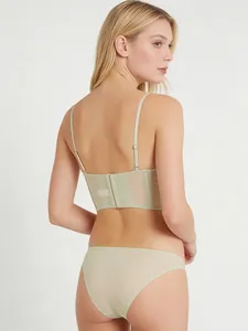 Vista posteriore dettagliata di un set reggiseno a corsetto in raso con rete fine