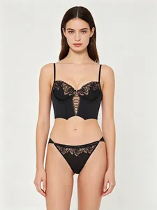 Elegante set coordinato reggiseno a corsetto in raso nero con ricami di rose e perizoma.