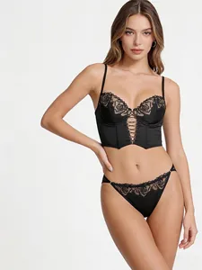 Vista dettagliata del bustier in raso nero con pizzo a rose e design stringato frontale