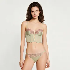 Completo Intimo Bustier in Raso con Ricamo a Rose a Lisca di Pesce Push Up in Poliestere Nylon Top And Bottom