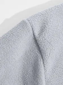 Macro della trama del tessuto in pile grigio di alta qualità per giacche da esterno.